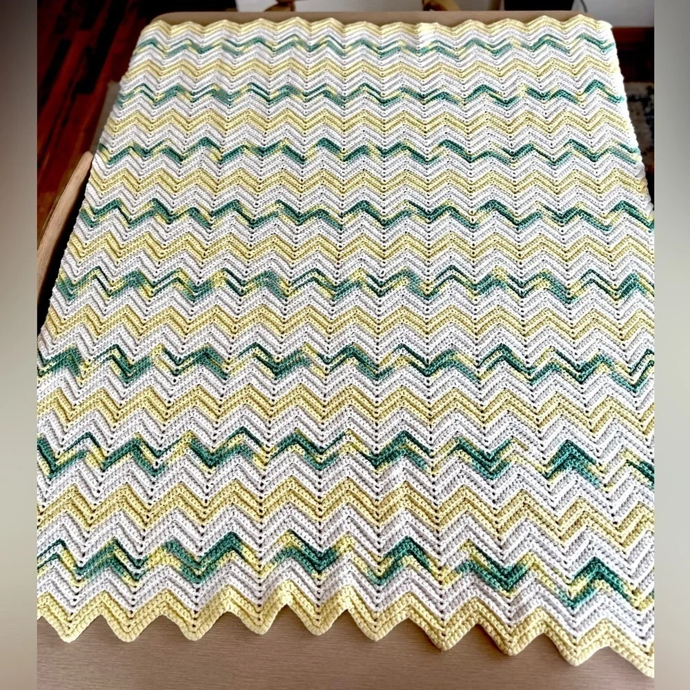 VINTAGE CROCHETED ZIGZAG THROW - Picture 6 of 7